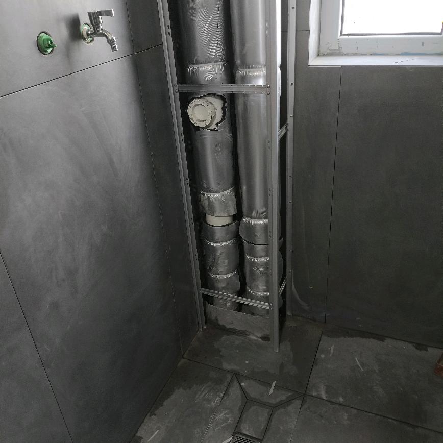 贴砖师傅在吉木萨