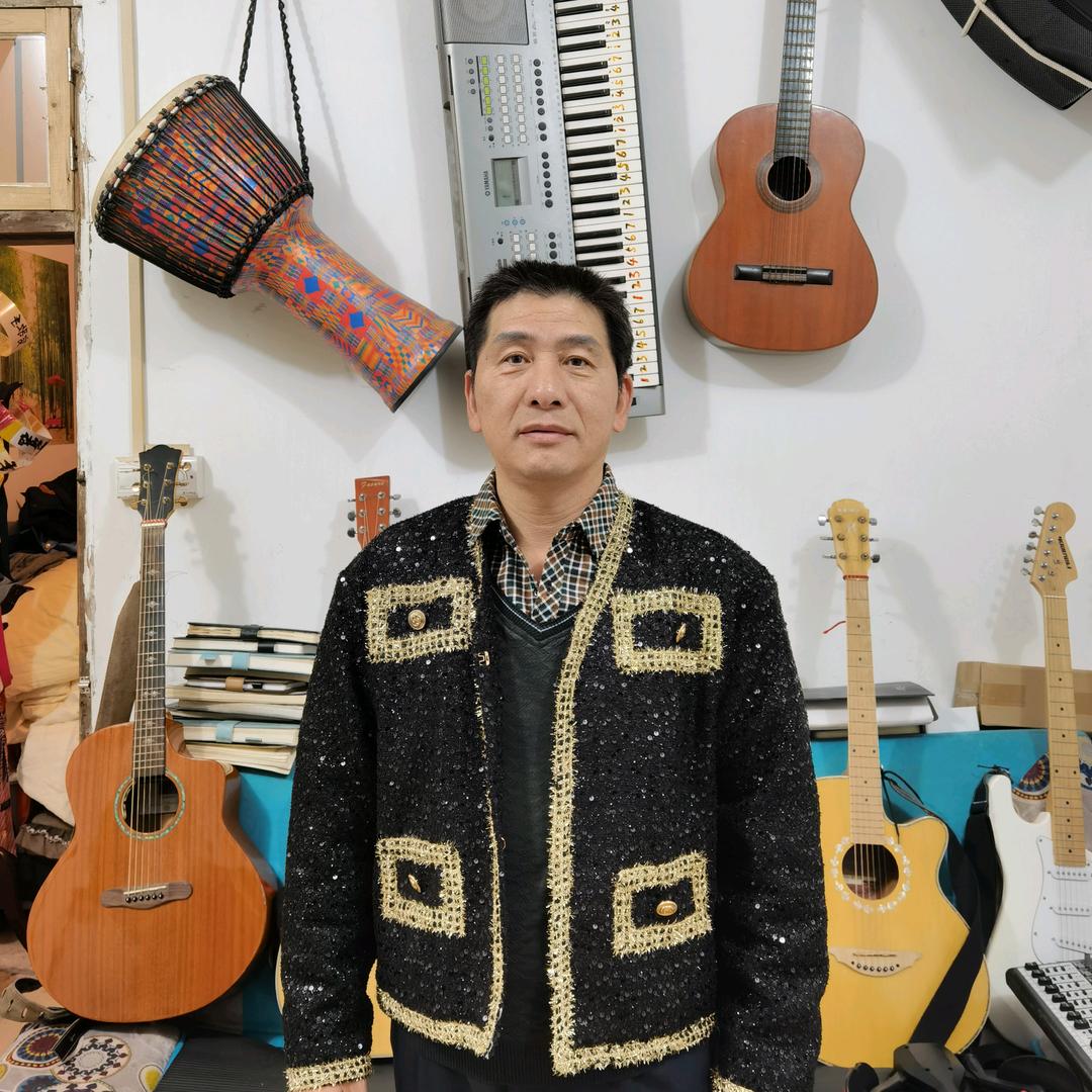 谢山洪（职业歌手，声乐老师，作词作曲）