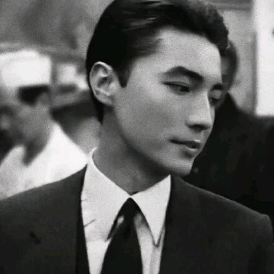 楊振庭.