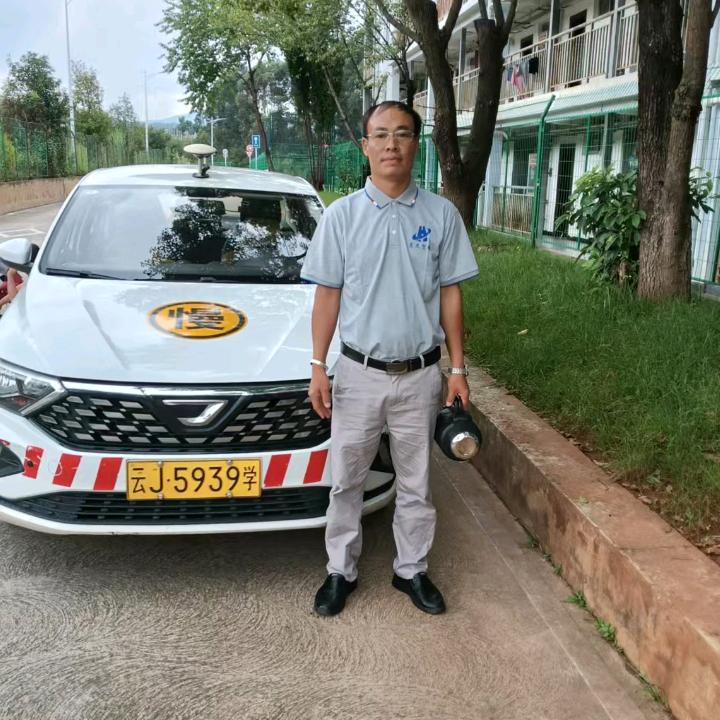 景东，惠民驾校教练王嘉瑞