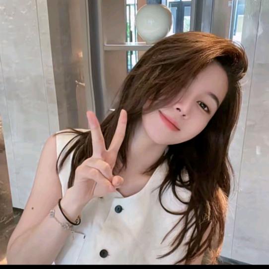 月月不吃鱼🐟-时尚穿搭