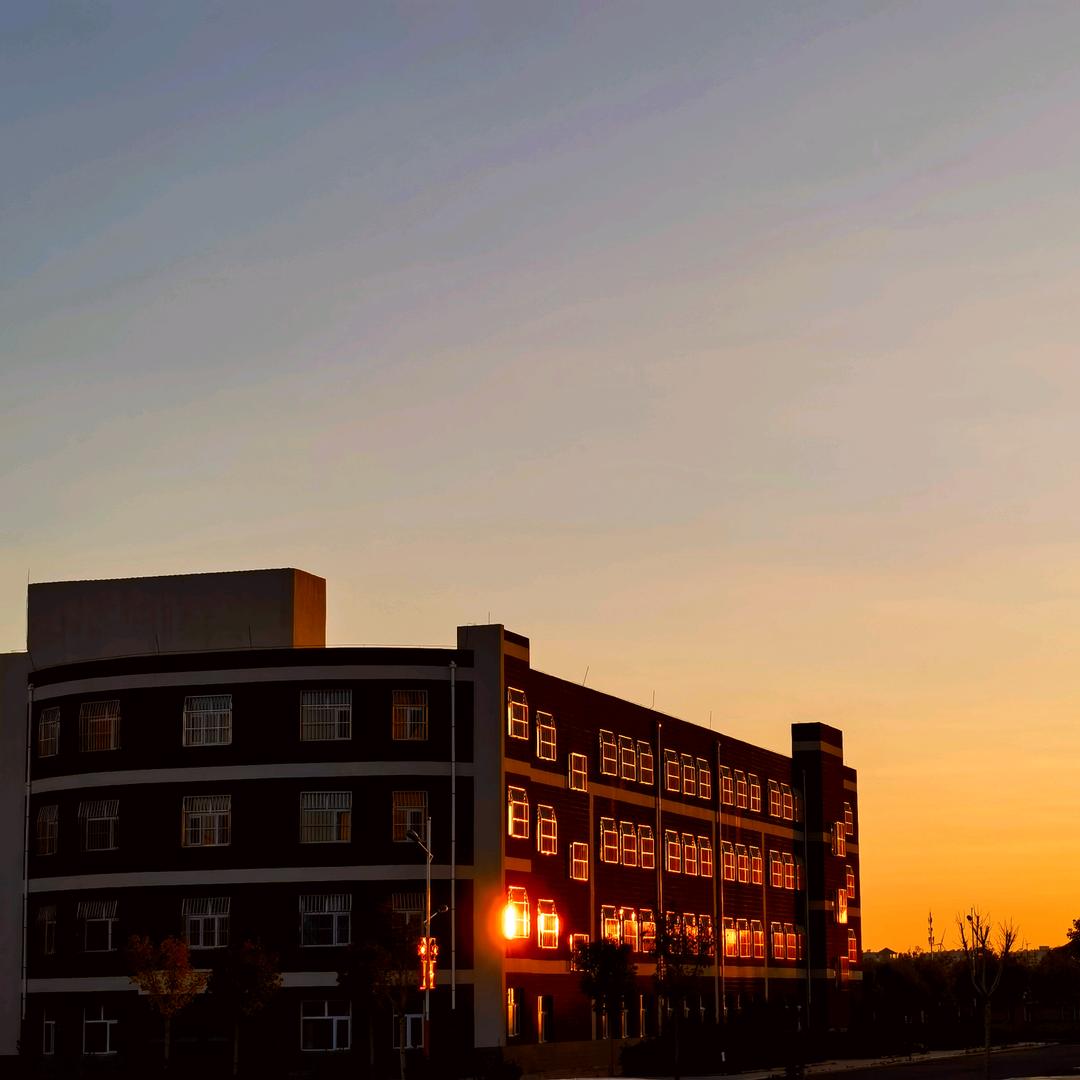 立德树人成才报国