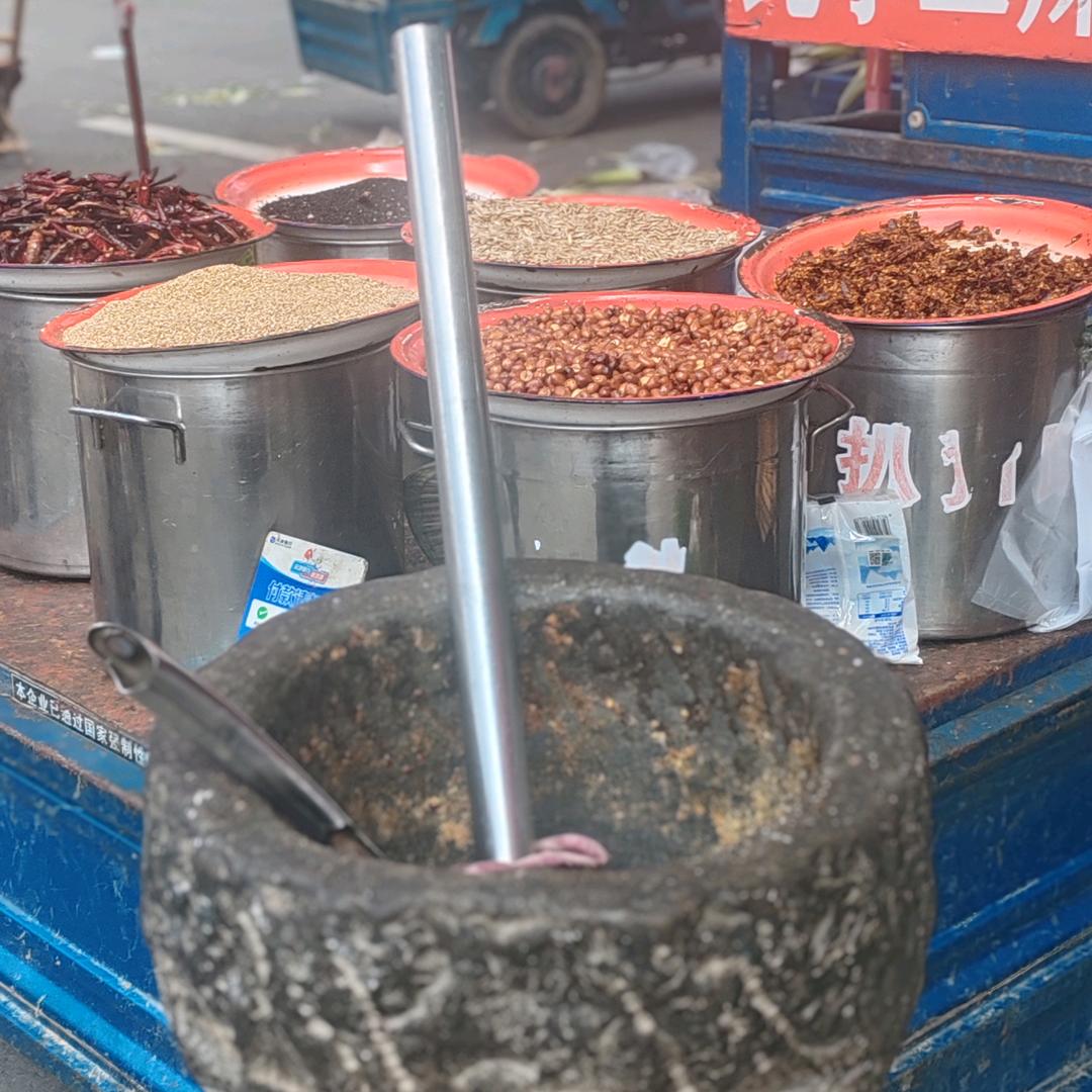 阿亿，花生芝麻辣椒酱