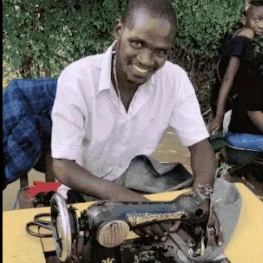 穿拖鞋踩缝纫机