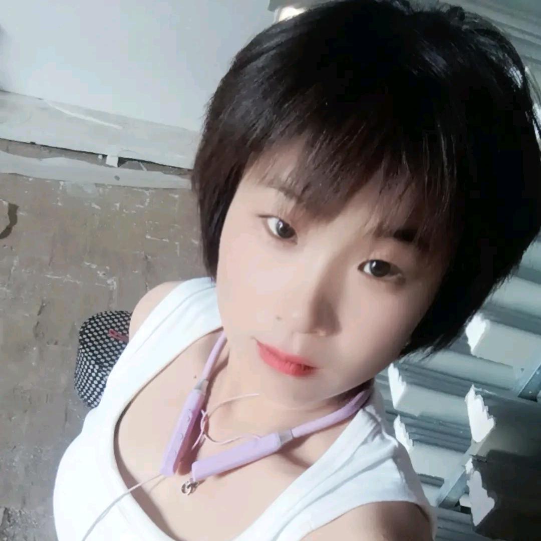 面带痞笑的中年少女