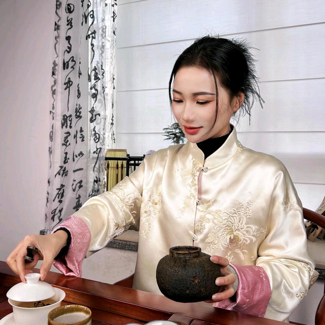 太平覃氏 助理小露