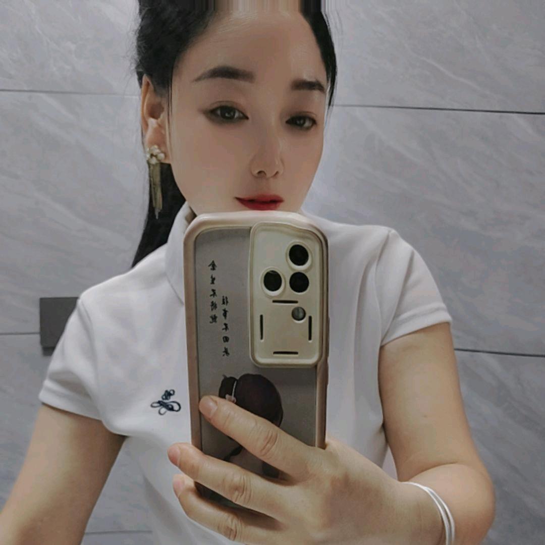 流着眼泪听着歌。