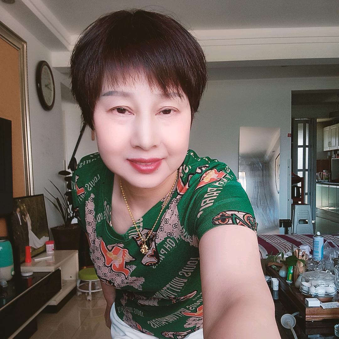 美女擦鞋