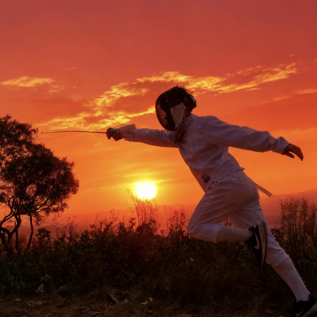 鸡翅教练教击剑