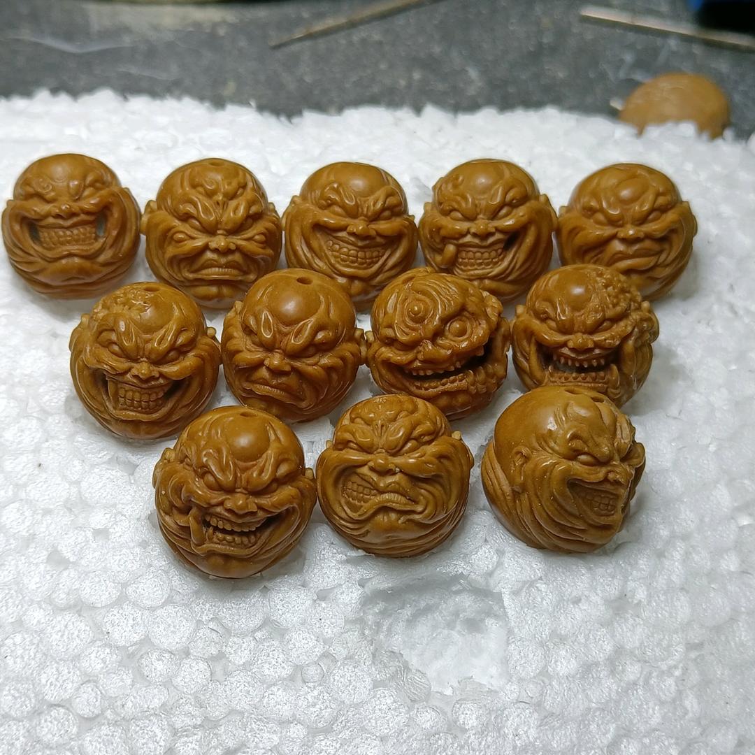 谢辉核雕