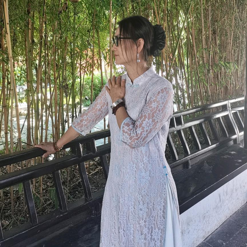 逸然女装工厂店