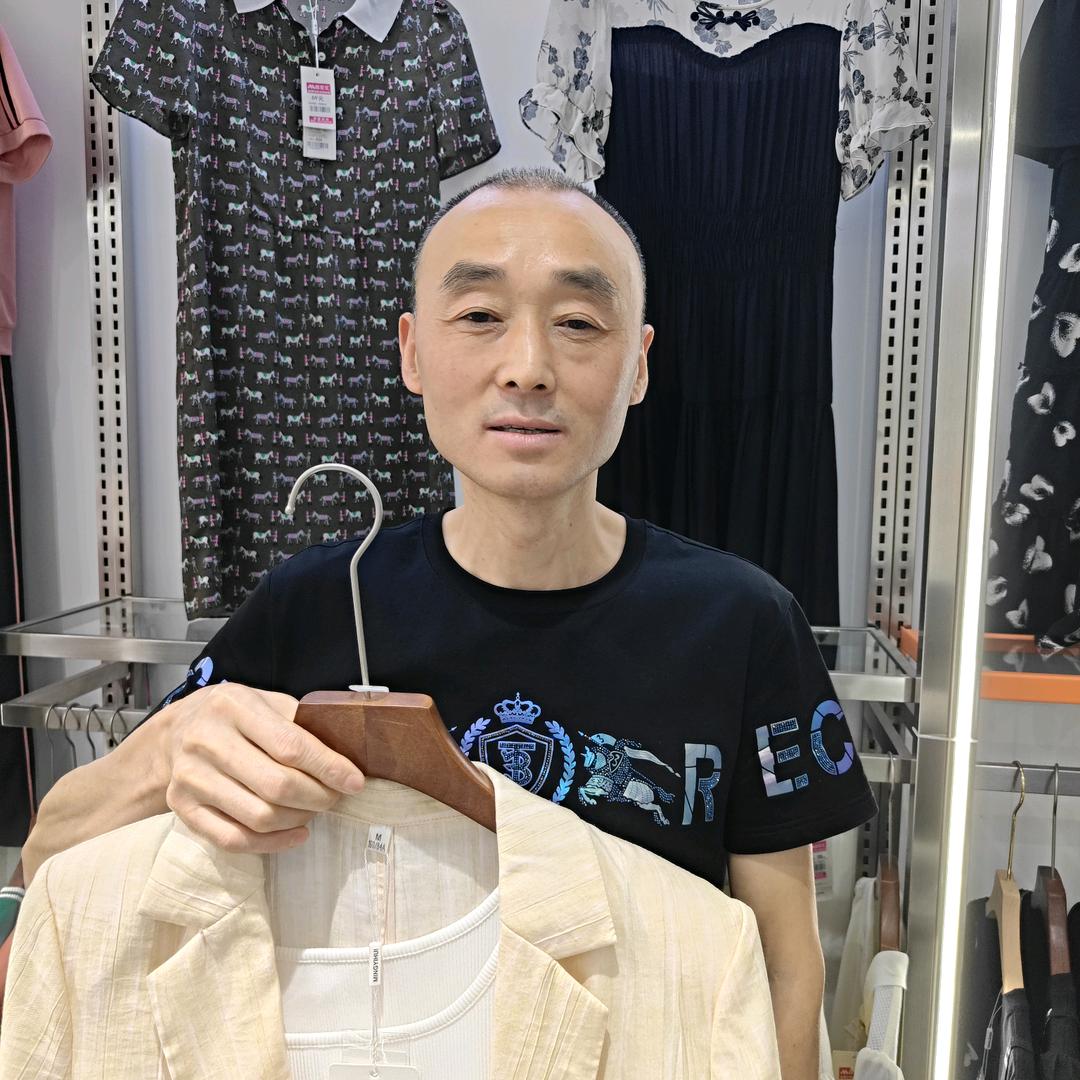 老何在八角井卖女装