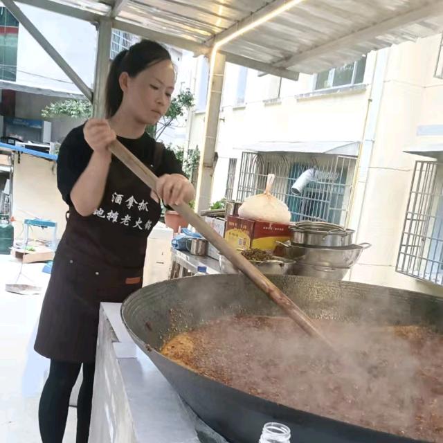 周围团转老火锅守灶人，老刘