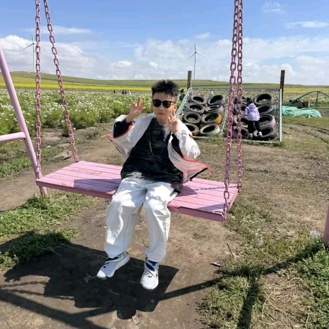 篮球跑鞋白背心