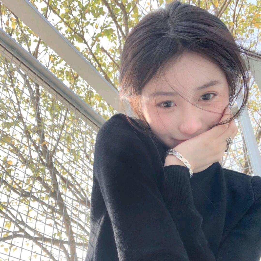 臺灣的憂鬱烏龜在蓊蓊鬱鬱的叢林中盪鞦韆