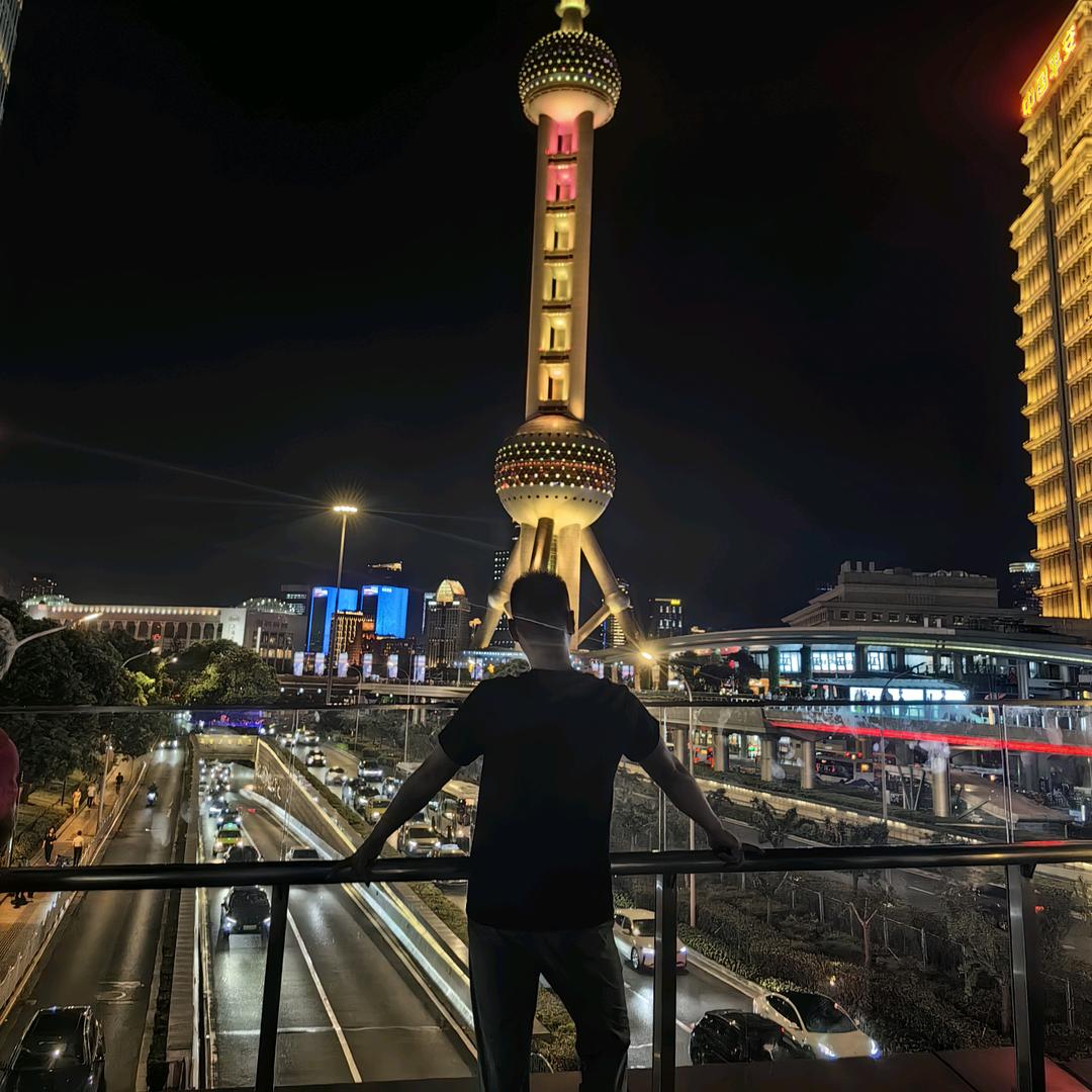 握住刚枪，手捧玫瑰