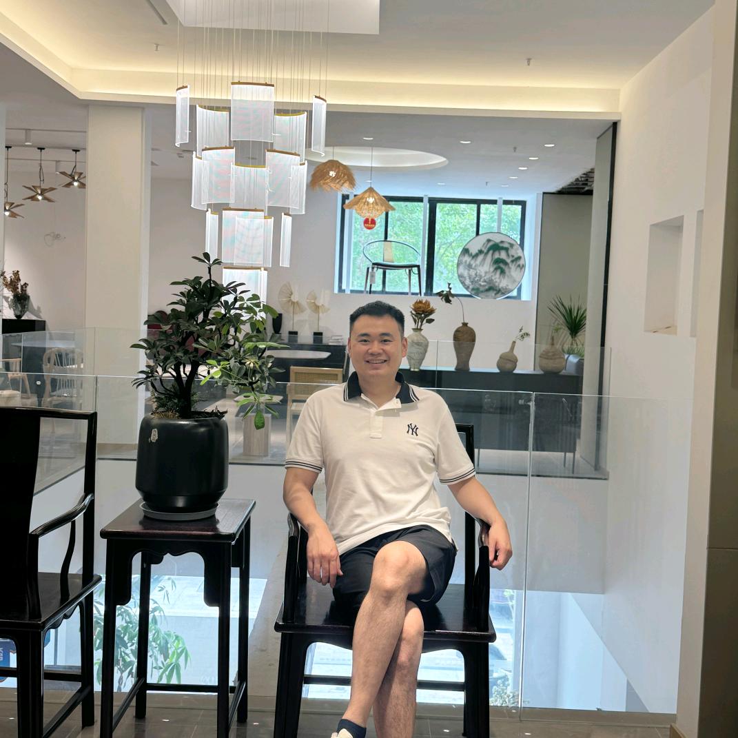 在眉山做家具的小卢