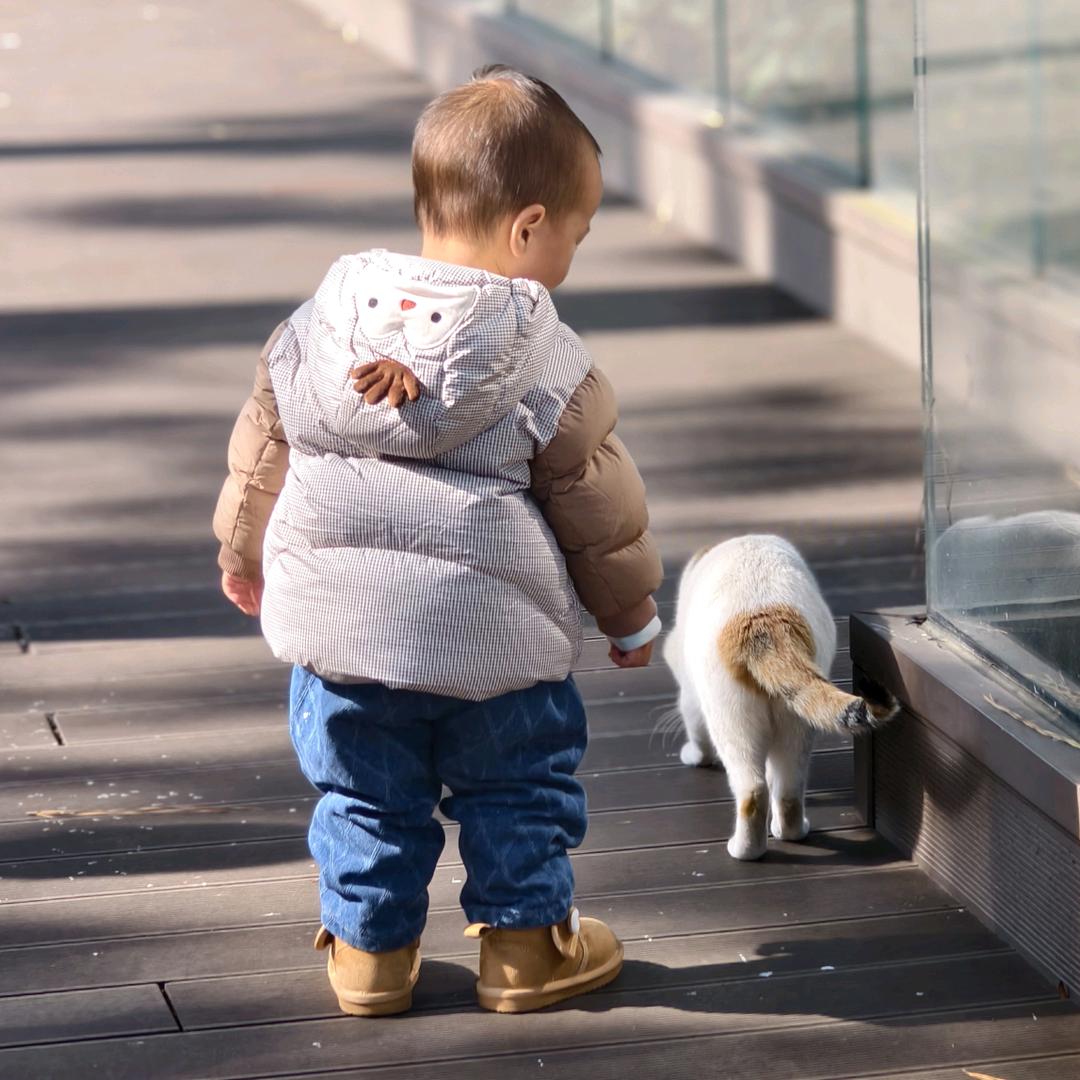 小李爱穿背带裤