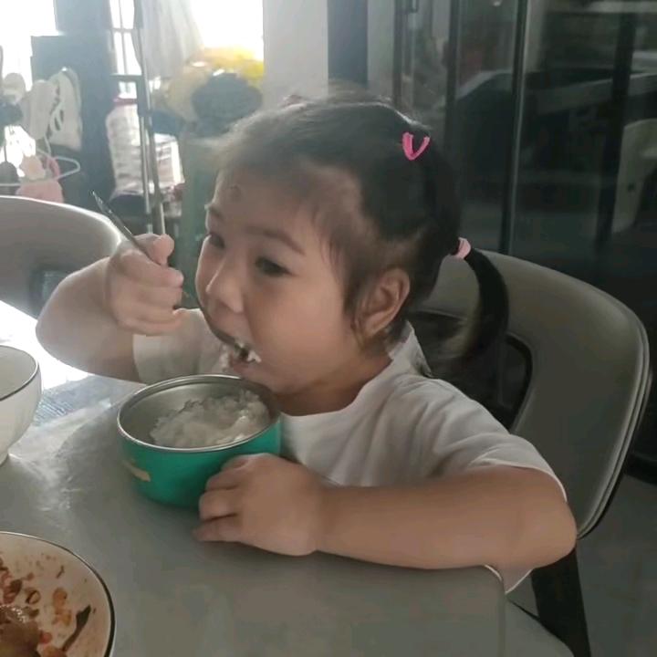 路边摊的烧烤来两串
