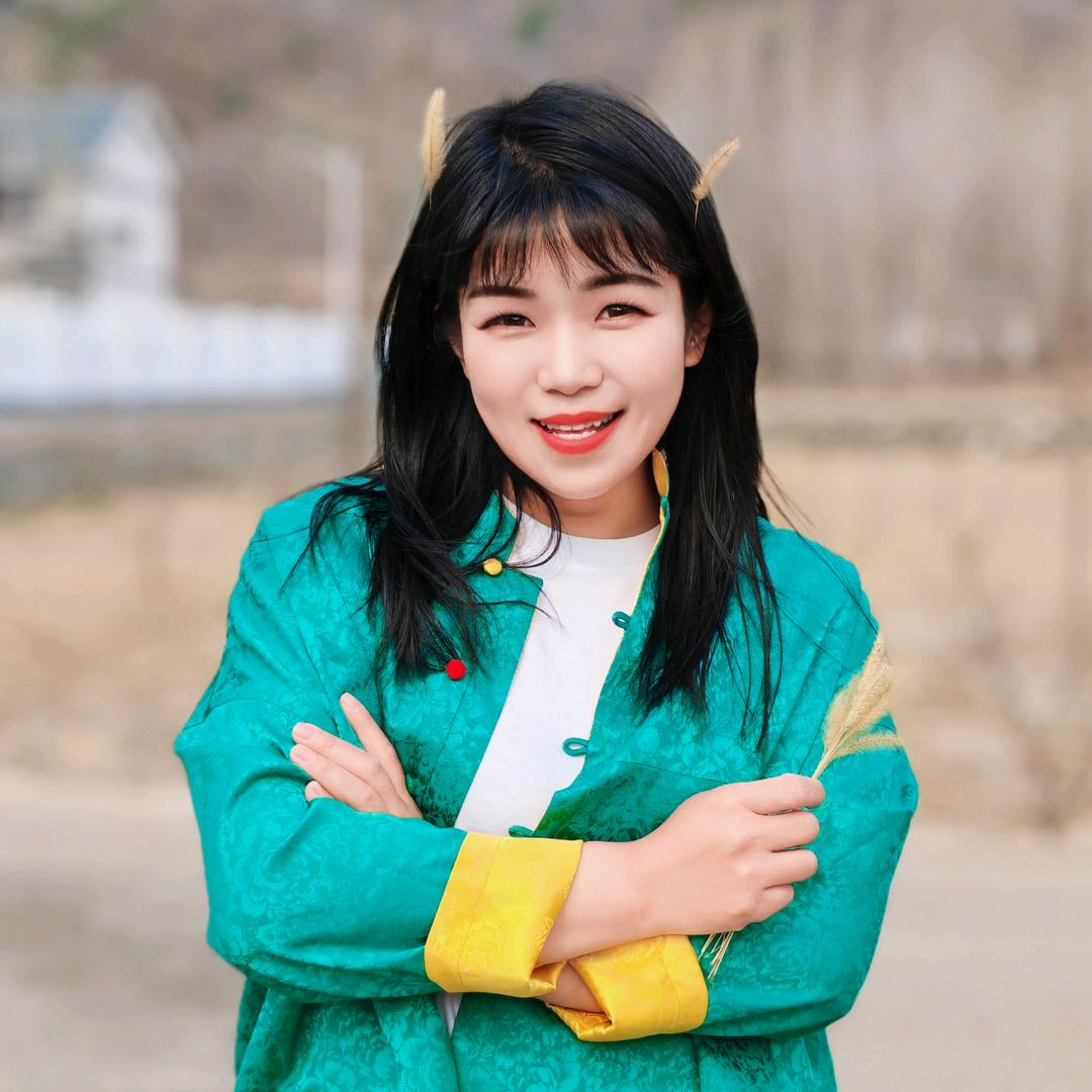 散发光的田间姑娘  焦娇