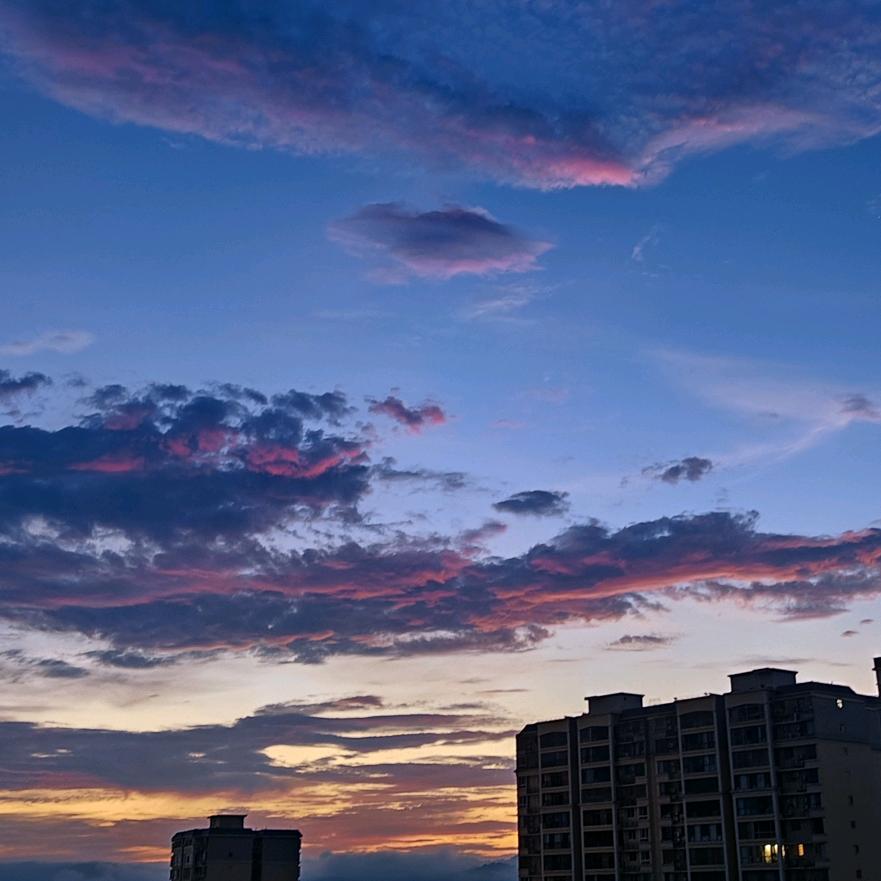 拿遥控器唱歌的少年