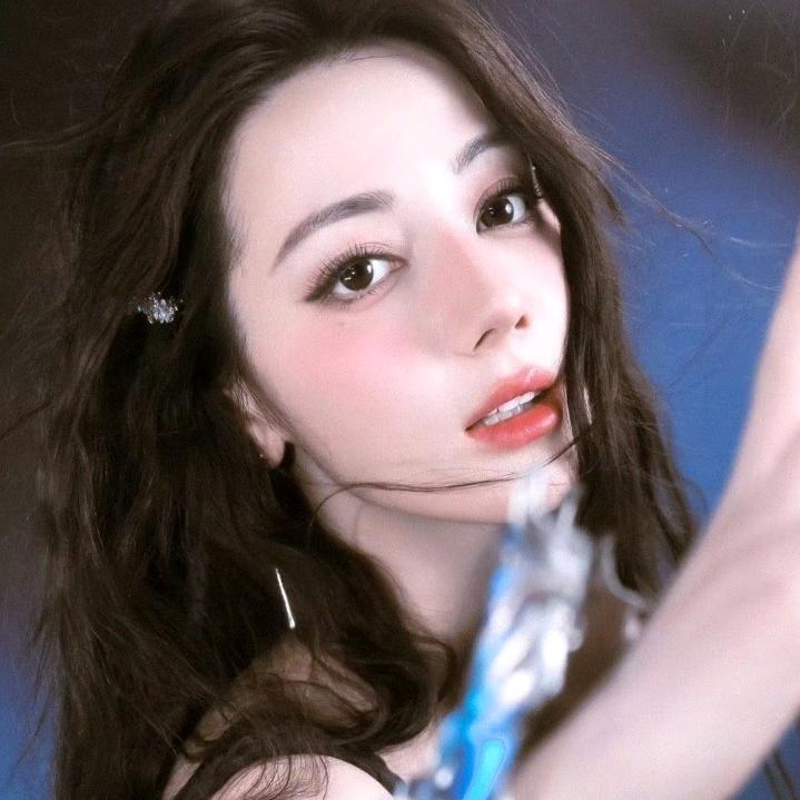 ^吃巴个糖🍬头像