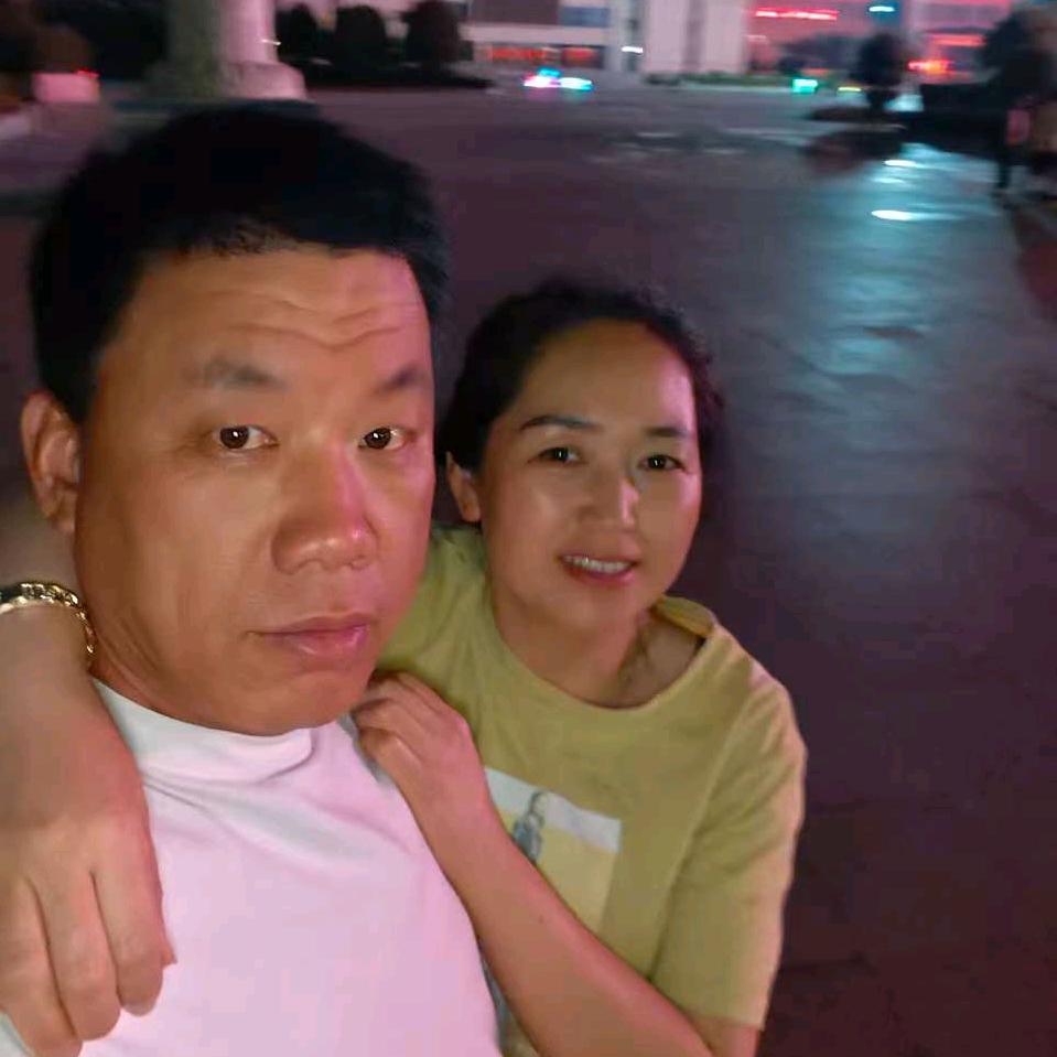 睁一只眼闭一只眼