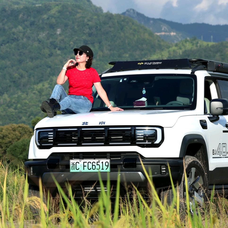 开越野车的华姐