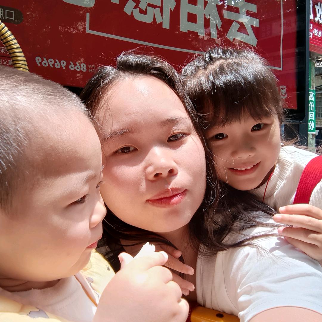 单亲妈妈带两个宝宝～小卢