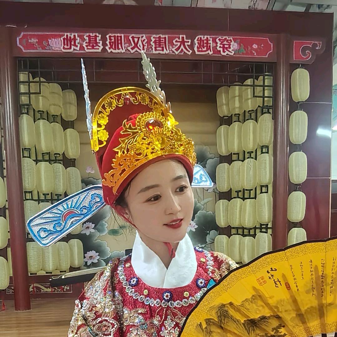 王元元穿着汉服唱大戏