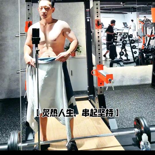 中年肌肉男的烤串店
