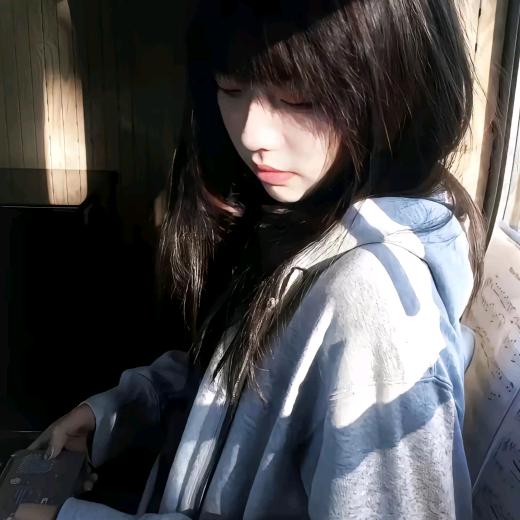 珞一.