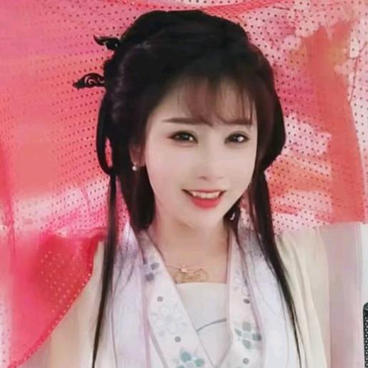 弹古筝的艳儿
