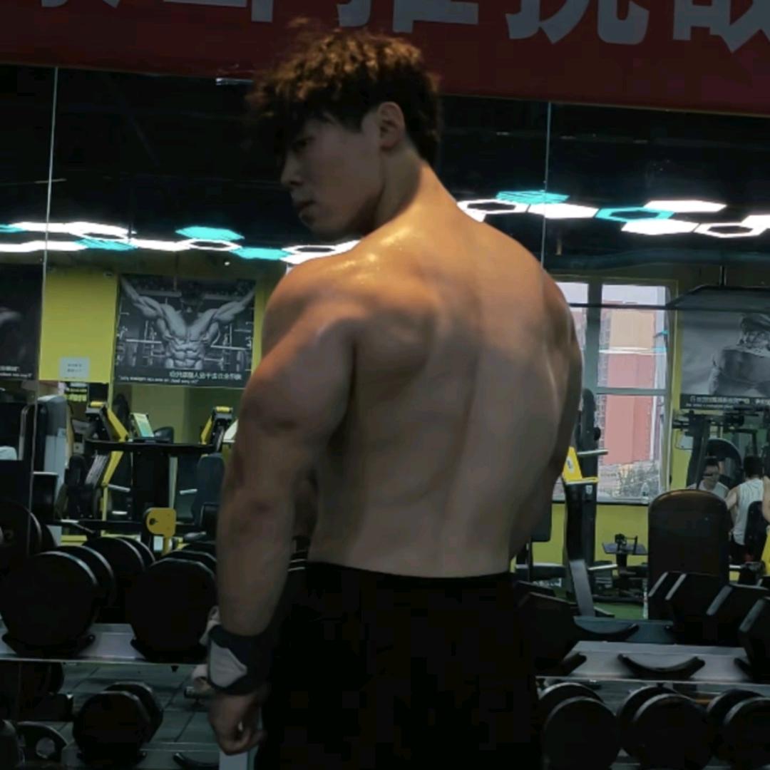 乌马（三倍体重卧推达成）