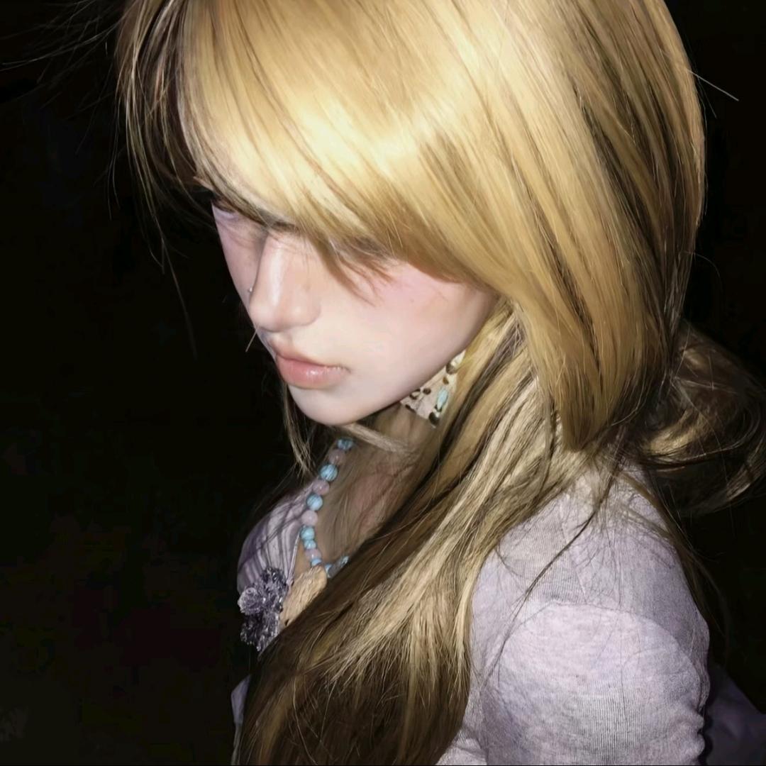 拉屎都双手插兜的女人