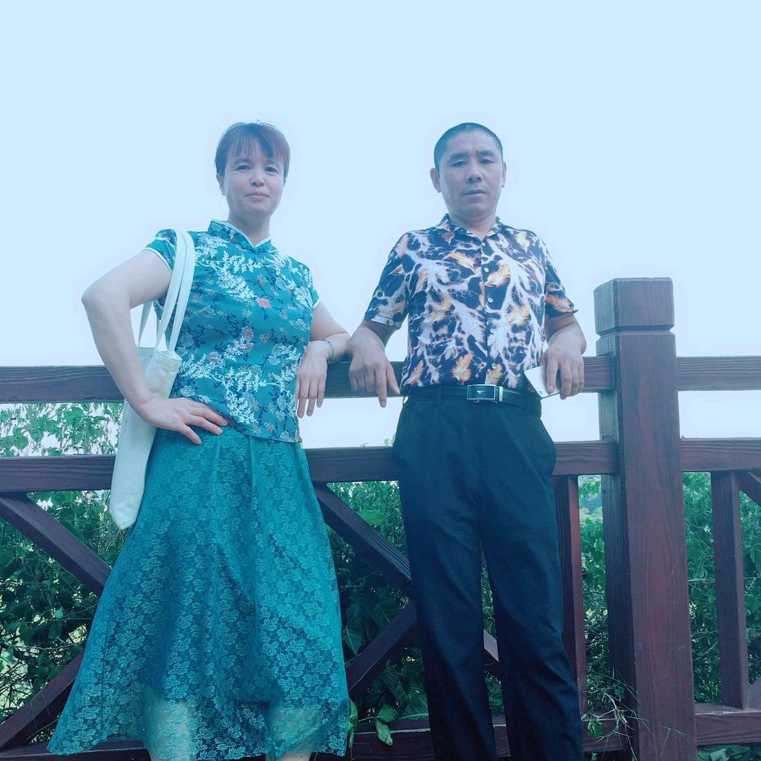 农村两夫妻每天中午11点开播