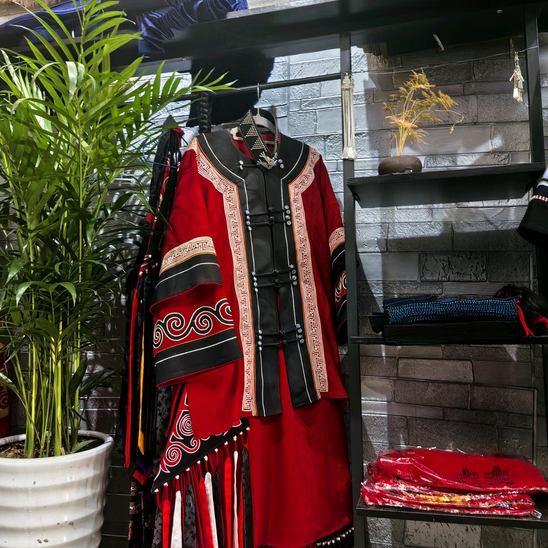 阿文莫民族服饰