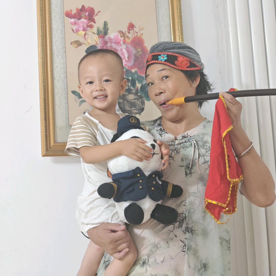 开心的戏精奶奶