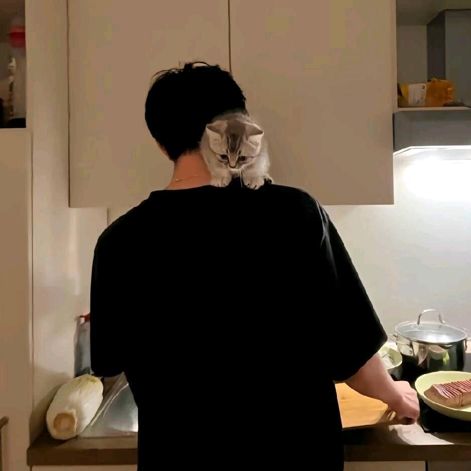 小朱戴上百达翡丽在迈巴赫副座看着富婆流泪