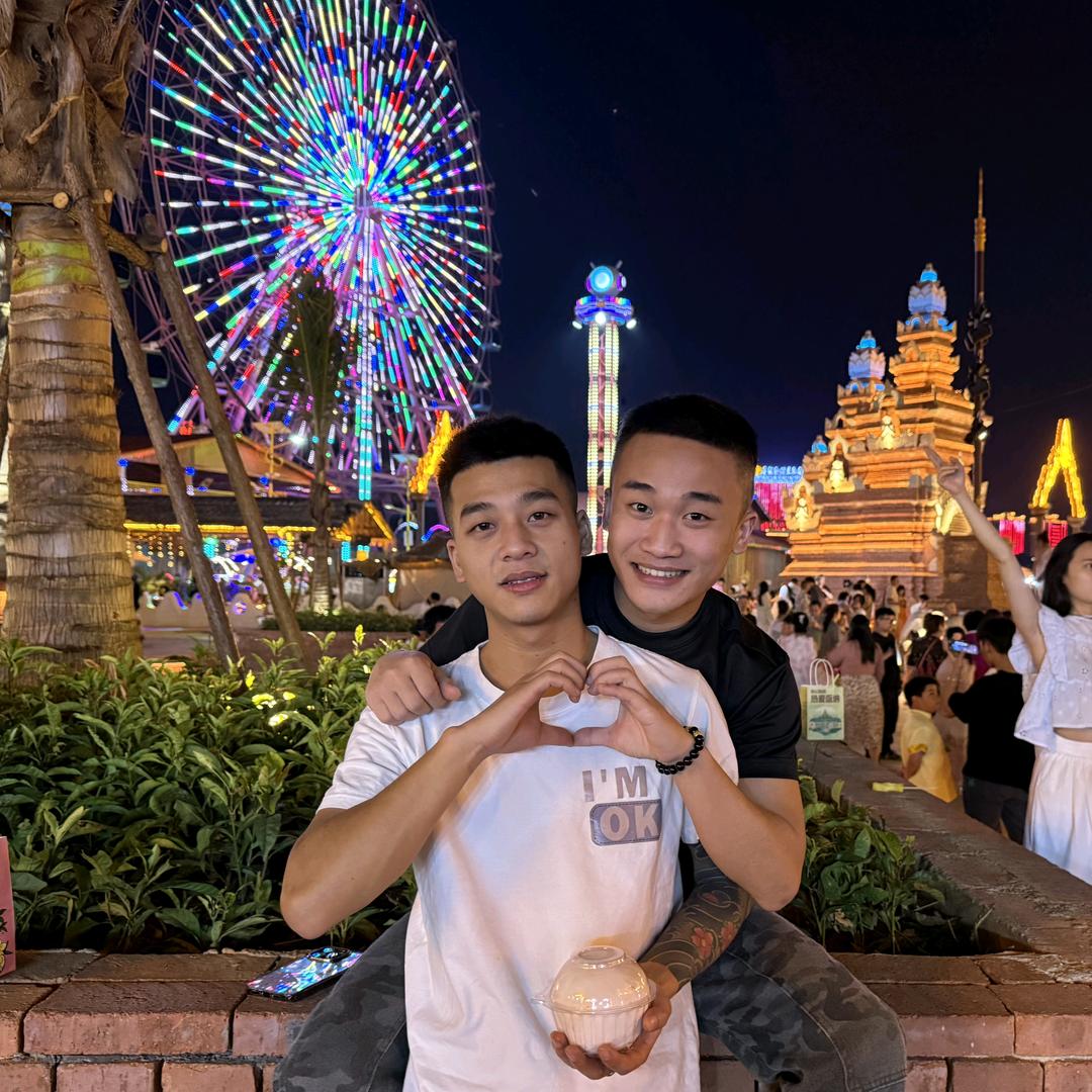 灰小熊《凸哥》