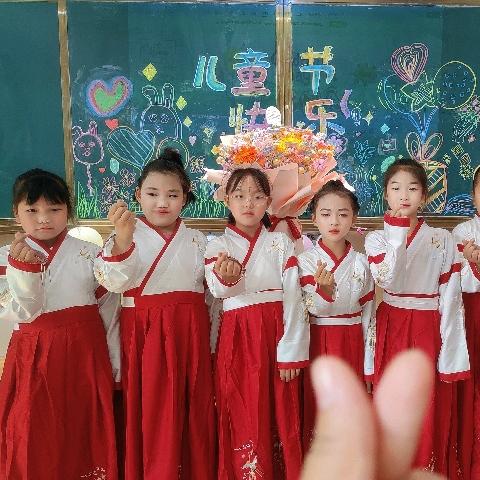 我是小鸭鸭，快来抓我呀