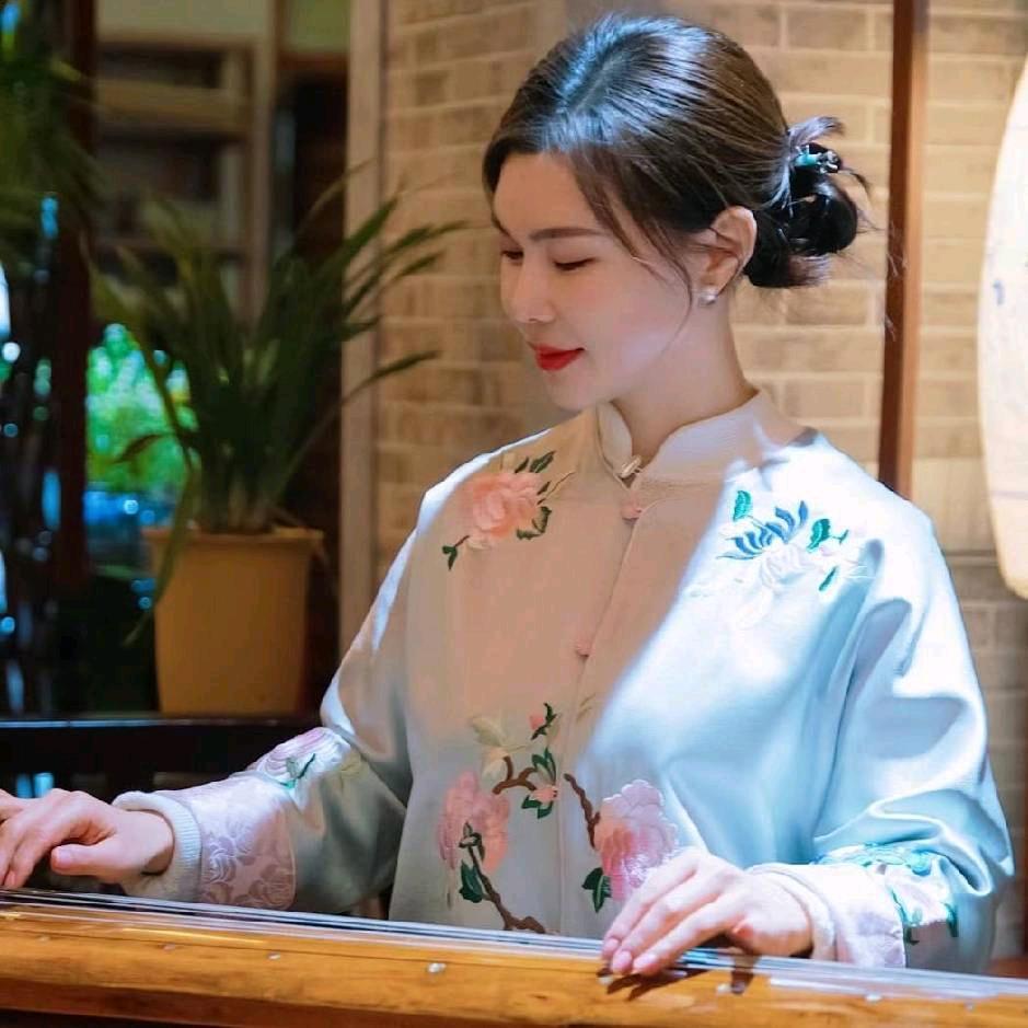 隔壁女孩女装店