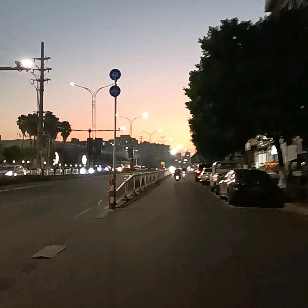 灯光下的我