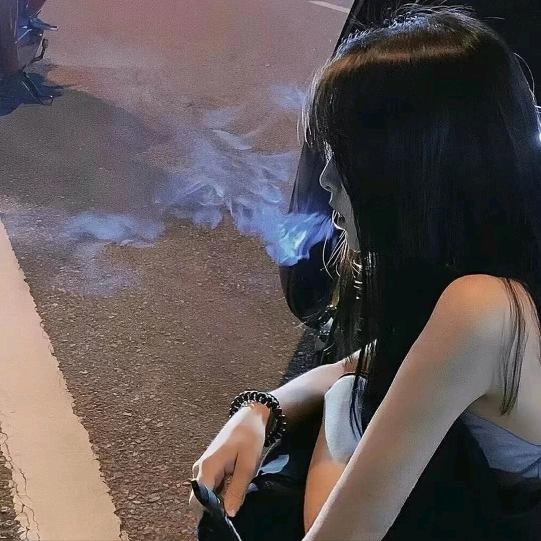 ：……{}