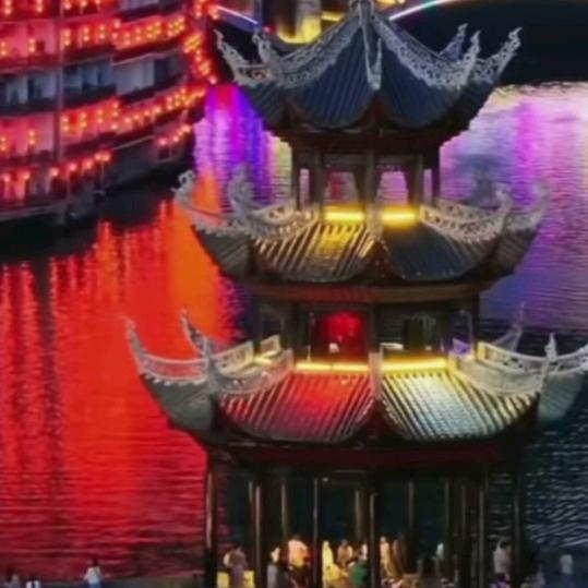 悬崖上的不老松