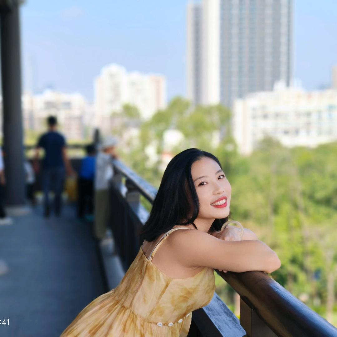 采蘑菇的小姑娘