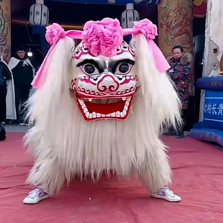 梁山小白狮演出团