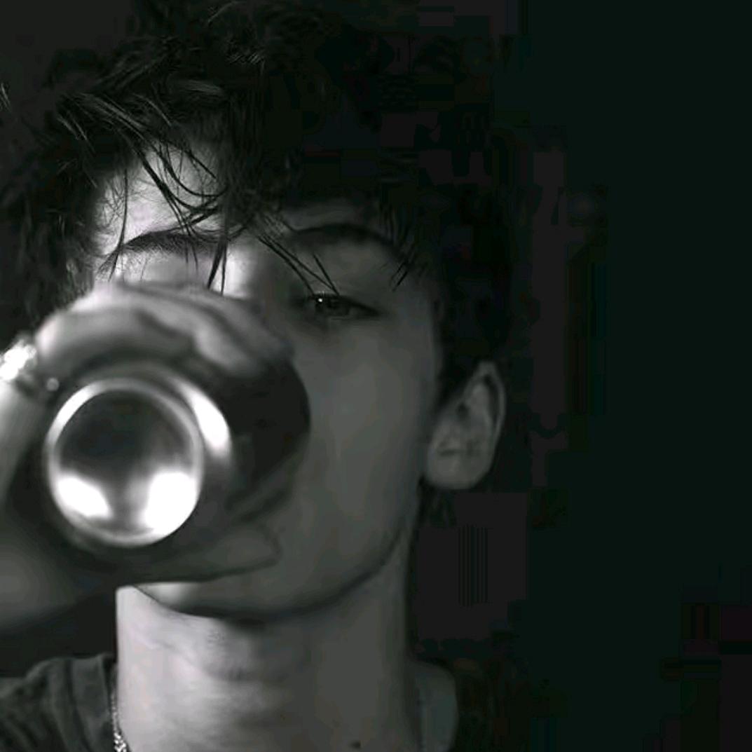 万江翊.