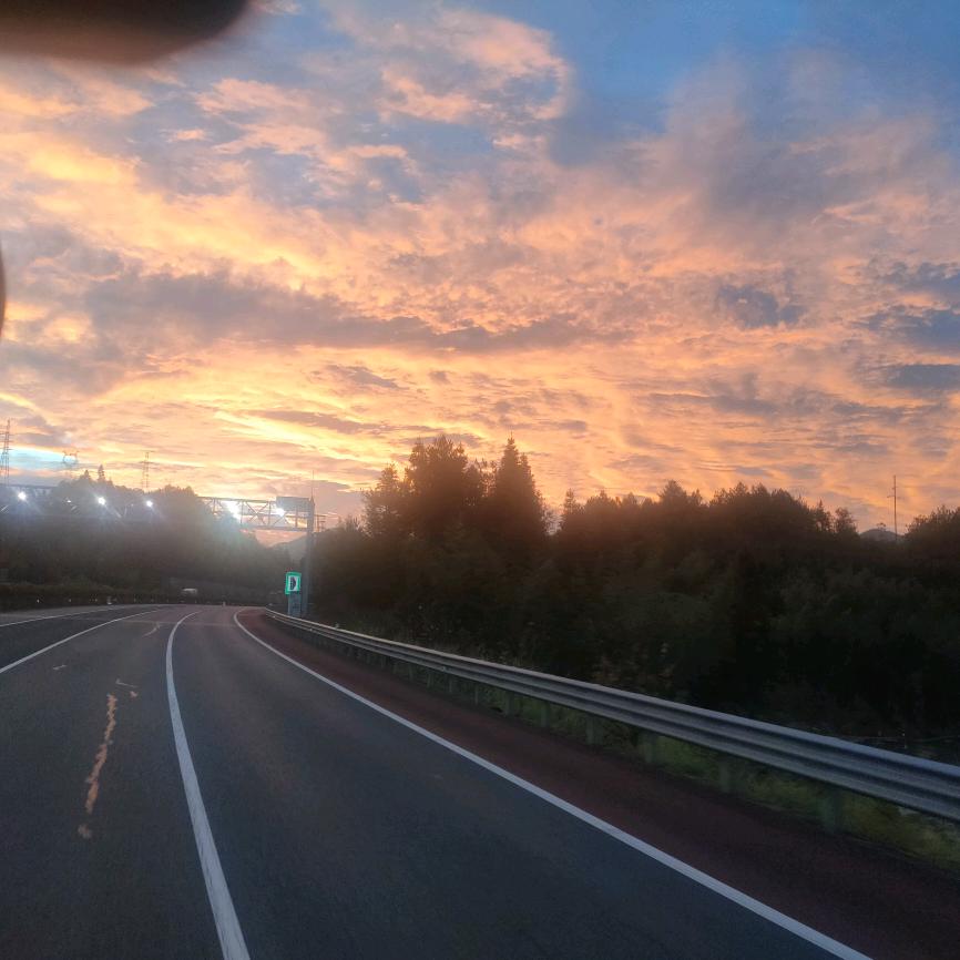 唱着征服在门口蹭蹭