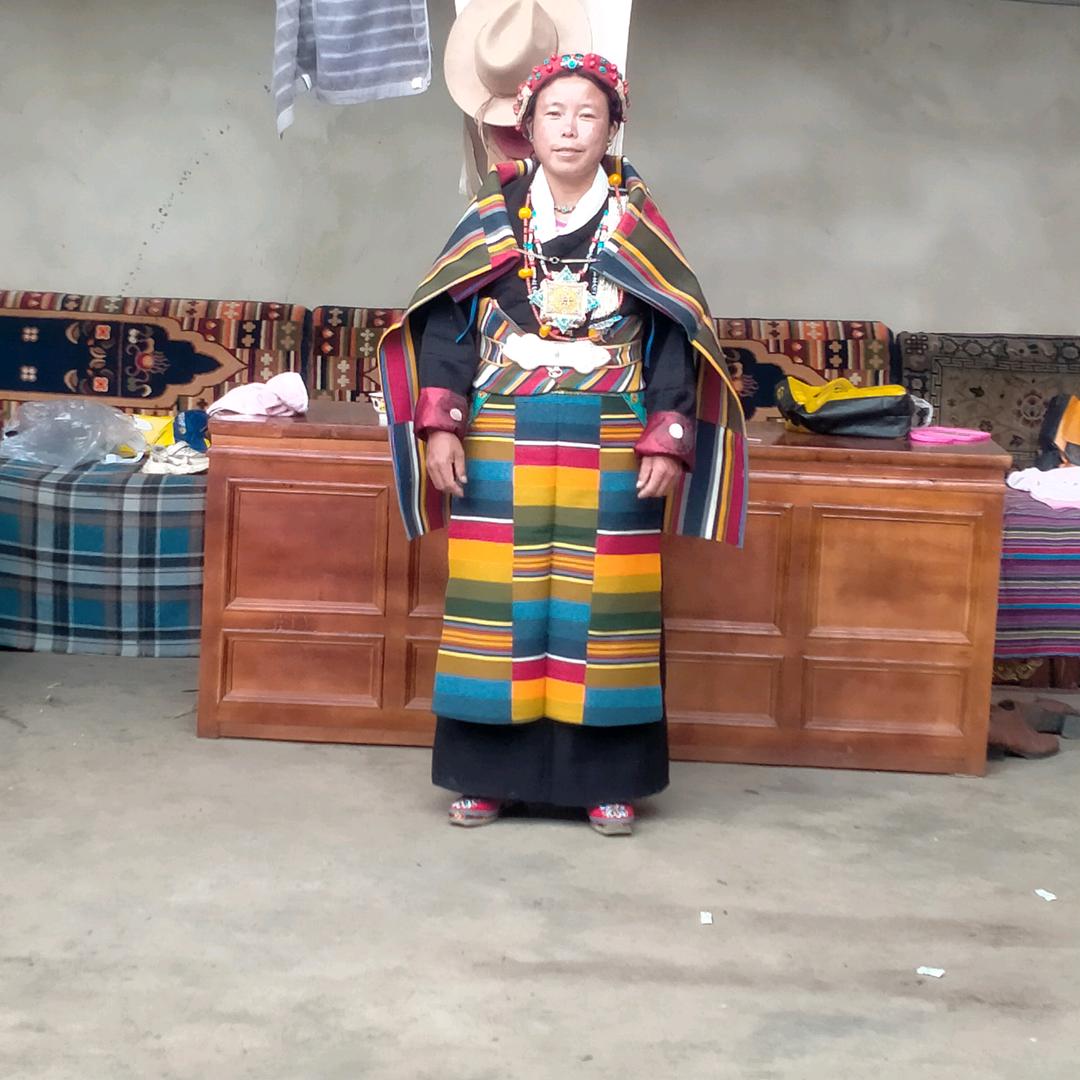 为梦想而努力的小歌手